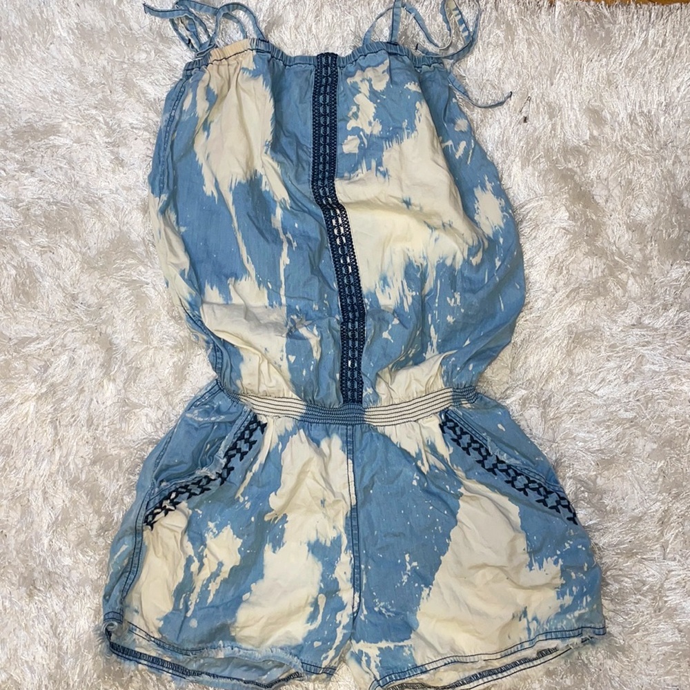 Gorgeous Guess Romper💙🤍